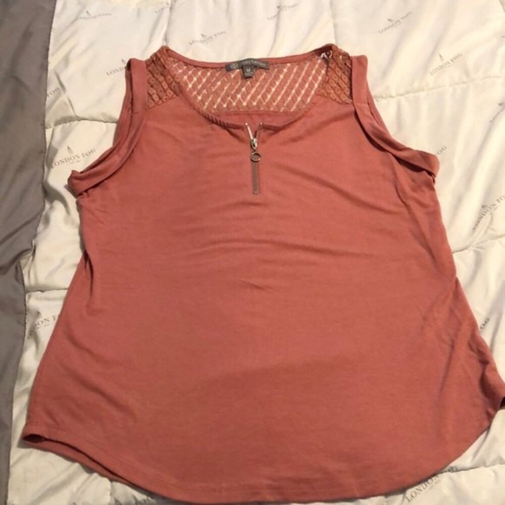 Daisy Fuentes sleeveless top size medium